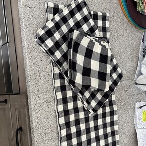 Black and White Checkered table runner with five napkins and six placemats.